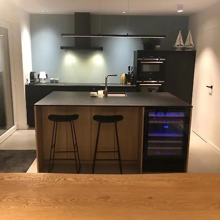 Modern Cosey House Walking Distance To The Beach Сasa de vacaciones