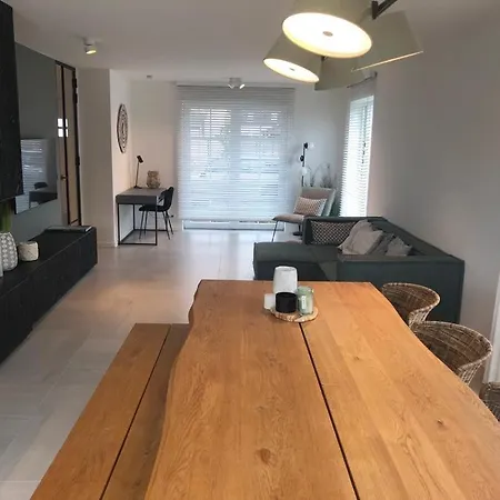 Modern Cosey House Walking Distance To The Beach Сasa de vacaciones